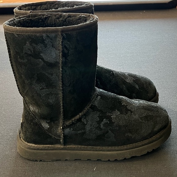 UGG Classic Short Metallic Camo Boot size 7 - Picture 6 of 10